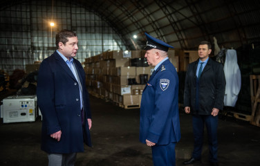 губернатор Алексей Островский посетил склад гуманитарной помощи перед отправкой груза для мобилизованных граждан - фото - 1