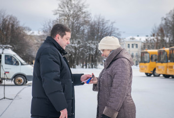 губернатор Алексей Островский вручил ключи от новых школьных автобусов - фото - 1