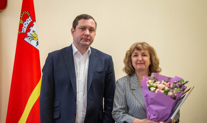 губернатор Алексей Островский наградил победителей акции по сбору использованных батареек - фото - 1