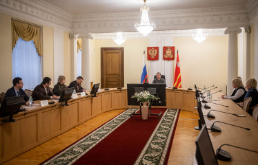 губернатор Алексей Островский провел установочное заседание Комитета семей воинов Отечества - фото - 1
