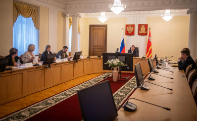 губернатор Алексей Островский провел совещание с социальным блоком Администрации области - фото - 1