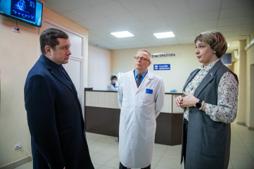 губернатор Алексей Островский посетил отремонтированную поликлинику №8 в областном центре - фото - 1