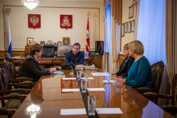губернатор Алексей Островский провел рабочее совещание по вопросу установления в 2023 году универсального пособия - фото - 1
