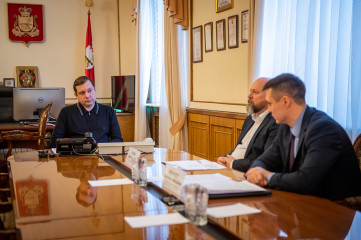 губернатор Алексей Островский провел совещание по вопросам строительства в регионе социально значимых объектов - фото - 1