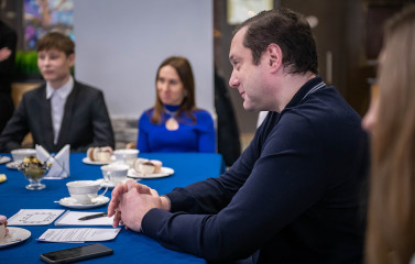 губернатор Алексей Островский провел встречу с социальными и молодыми предпринимателями региона - фото - 1