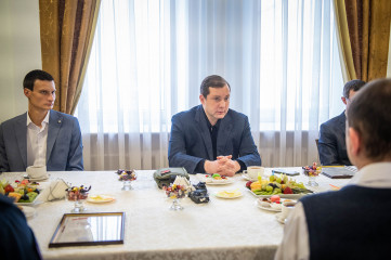 губернатор Алексей Островский встретился с медицинскими работниками, вернувшимися из зоны проведения Специальной военной операции - фото - 1