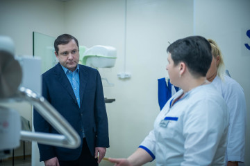 губернатор Алексей Островский ознакомился с работой доукомплектованной Кардымовской центральной районной больницы - фото - 1