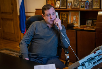 губернатор Алексей Островский сделал контрольные звонки семьям мобилизованных граждан, которые обращались в профильный Центр за поддержкой - фото - 1