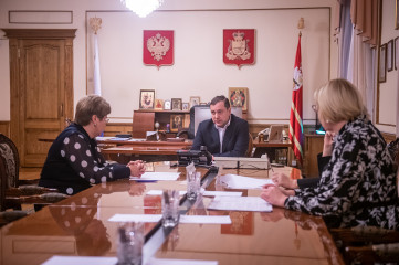губернатор Алексей Островский провел рабочее совещание по вопросу введения с 2023 года универсального пособия - фото - 1