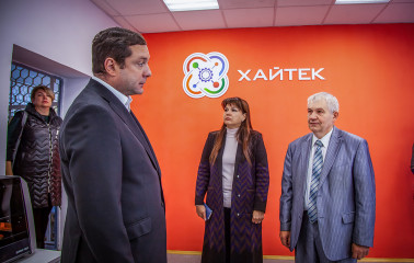 губернатор Алексей Островский посетил новый детский технопарк «Кванториум» в Вязьме - фото - 1