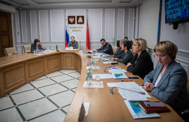 губернатор Алексей Островский провел совещание с главами муниципальных образований - фото - 1