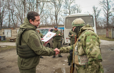 губернатор Алексей Островский поздравил смоленских военнослужащих с Днём защитника Отечества в зоне СВО - фото - 1