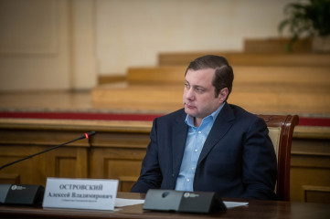 губернатор Алексей Островский принял участие в заседании расширенной коллегии МФЦ - фото - 1