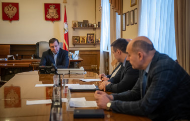 губернатор Алексей Островский провел совещание по вопросам строительства в регионе социально значимых объектов - фото - 1