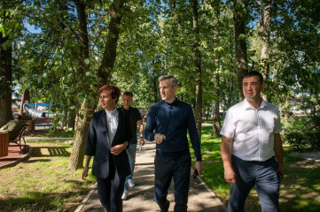 василий Анохин встретился с жителями Сычевского района и проверил ход реконструкции Парка Сыча в райцентре - фото - 1