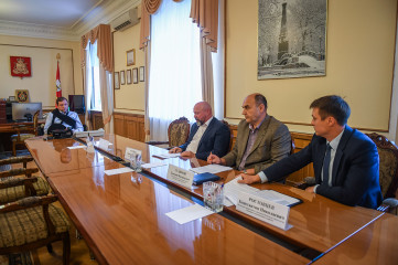 губернатор Алексей Островский провел рабочее совещание по состоянию дел в строительной отрасли - фото - 1