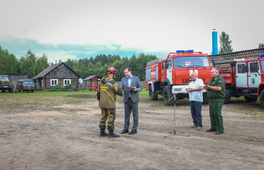 губернатор Алексей Островский вручил ключи от новых спецавтомобилей работникам лесопожарной службы в Демидовском районе - фото - 1